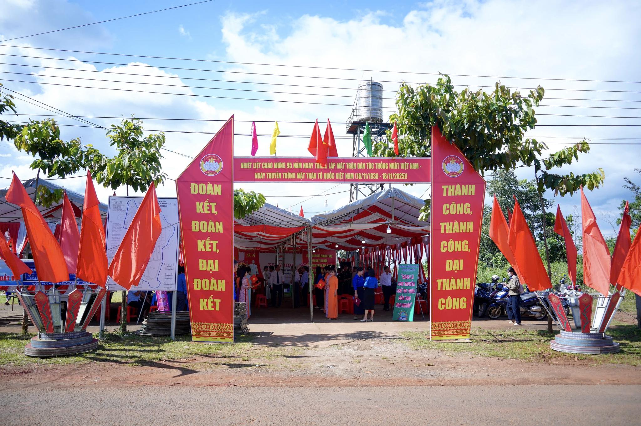 PHÓ BÍ THƯ TỈNH ỦY LƯU VĂN TRUNG DỰ NGÀY HỘI ĐẠI ĐOÀN KẾT TOÀN DÂN TỘC – TDP 6 NGHĨA TÂN